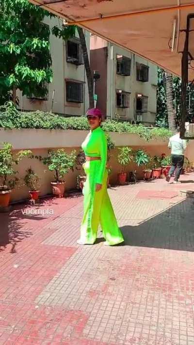 malaika arora ass shake and full panty visible