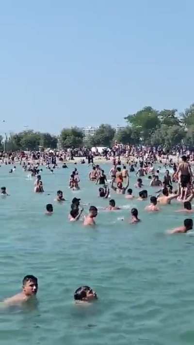 Burası Alanya. Sizi bilmem ama bu insanların arasında yüzmek benim kanıma dokunuyor. Görüntüde kadın olmaması da cabası. Ayrıca videoda getirilen tekbirden aşırı derecede rahatsız oldum. Fikirlerinizi bekliyorum.