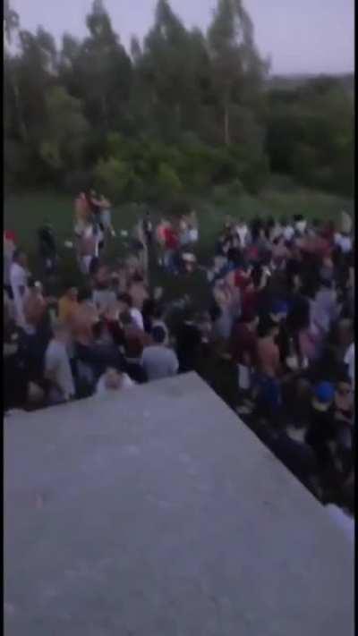 Aglomera perto da vala pra encurtar o caminho