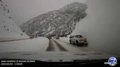 Avalanche sweeps over street and traffic