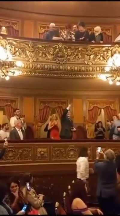 Quisieron abuchear a Milei en el teatro Colon y se les dio vuelta la tortilla