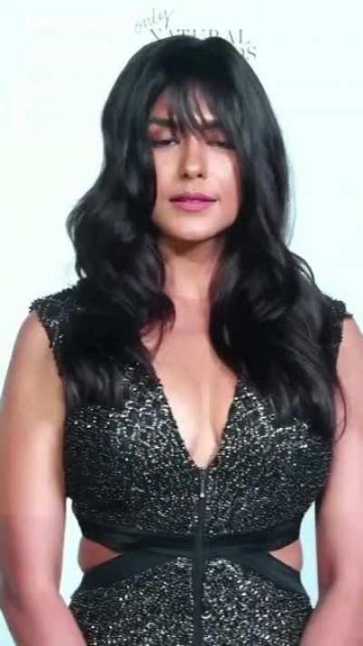 Mrunal thakur fucking juicy Boobs to be bruised