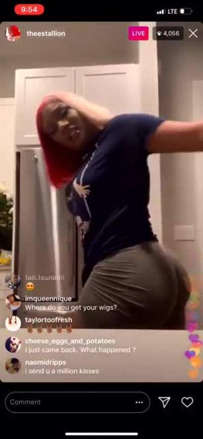 Megan thee stallion twerking on live!