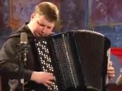 Practice makes perfect! I thought you would minimum need a small orchestra to play Vivaldi's four seasons. Alexandr Hrustevich proofed me wrong. Simply incredible...