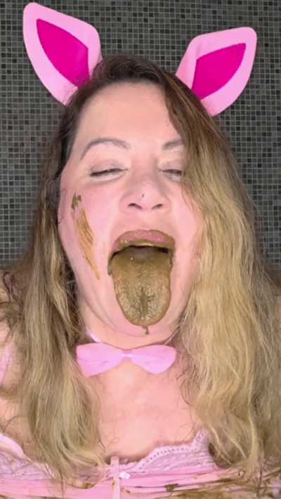 Piggie's doing degrading stuff, for daddy!