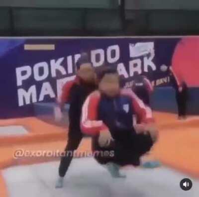 Тренировался день, тренировался ночь. Подпрыгнул сын, приземлились дочь.