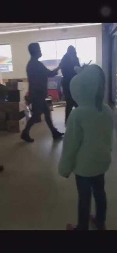 Anti-Masker has a condition and cannot wear a mask - store owner sets her straight