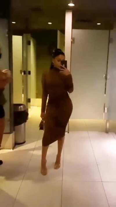 Sommer Ray arching her back