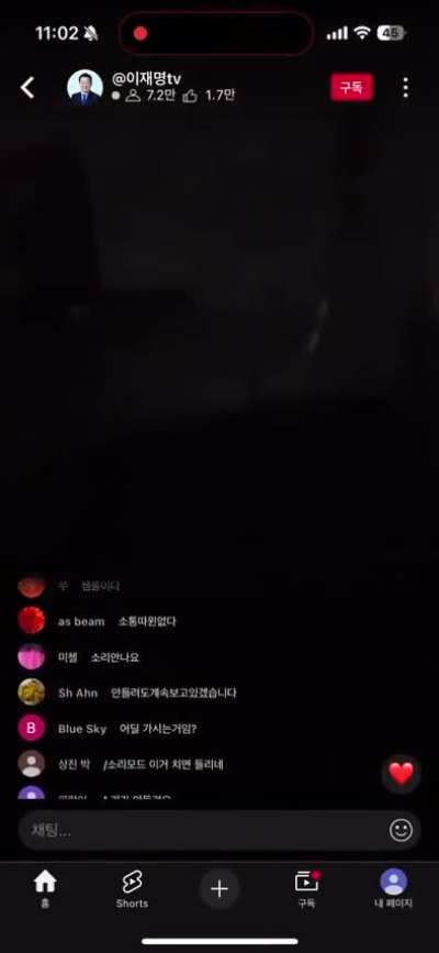 Leader of the South Korean Democratic Party livestreams himself climbing over the blockade wall to enter the parliament via YouTube