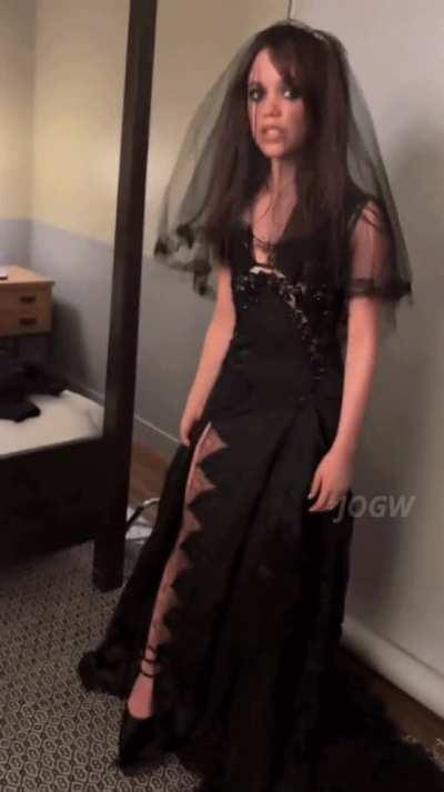 Another new video of Jenna Ortega's sexy legs & feet 😍 I wanna lick them so bad 👅