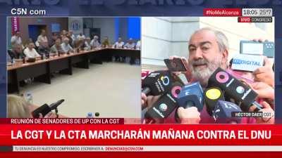 reportero diciéndole al secretario de la CGT que 