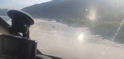Relembrar é viver: polícia usando helicóptero para achar pessoas se arriscando a pegar COVID em praias isoladas.