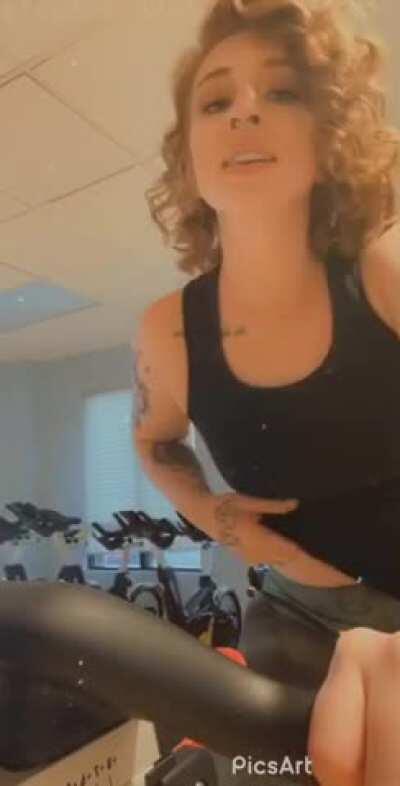 I think the dudes lifting nearby saw me take this lol... note the sound of them dropping their weights at the end 😅🤣