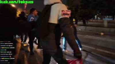 Saraçhane'de protestocuları dağıtmaya çalışan AKP'li tekme tokat dövülüyor.