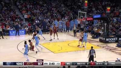 [Highlight] Evan Mobley with a ridiculous block of Desmond Bane on the perimeter