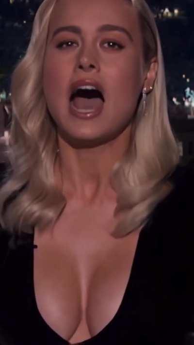 Brie and her iconically sexy black dress letting us know that Thanksgiving is tomorrow! 🖤