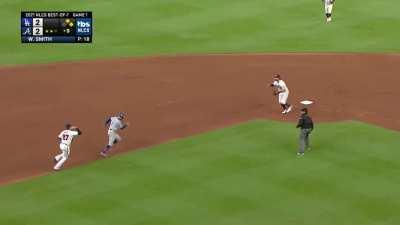 [Highlight] Bellinger gets a base hit but some bad base running by Chris Taylor ends the inning!