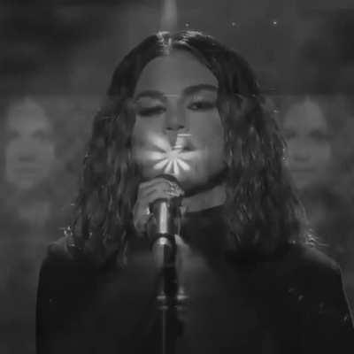 maybe she CAN sing 😍