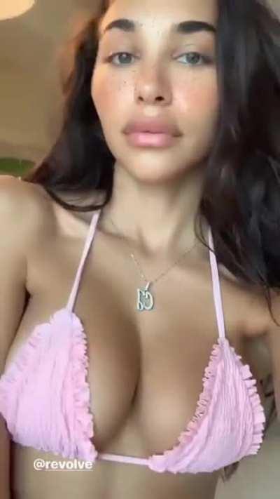 She’s so hot 🥵🤤