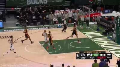 [Highlight] The Milwaukee Bucks go on a 20-0 run against the Atlanta Hawks in Game 2