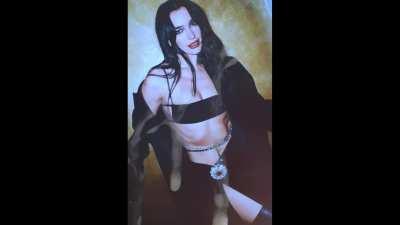 Who else thinks Dua Lipa's stunning in such black outfit?