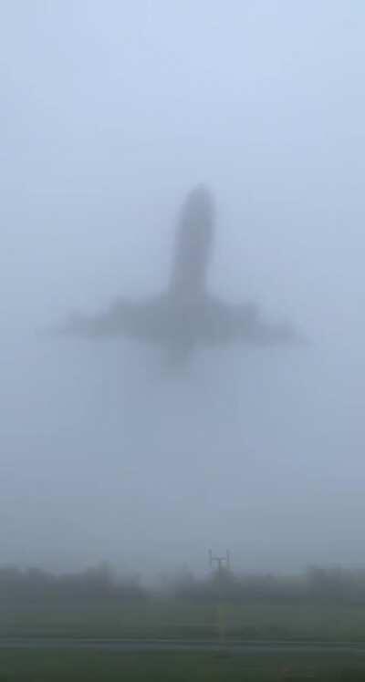 Boeing 747 voando baixo em uma neblina densa