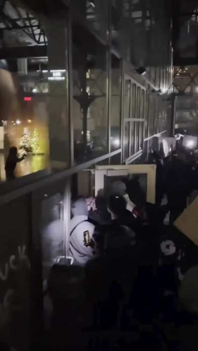 Citizens have broken into a Minneapolis hotel and began wrecking the lobby.
