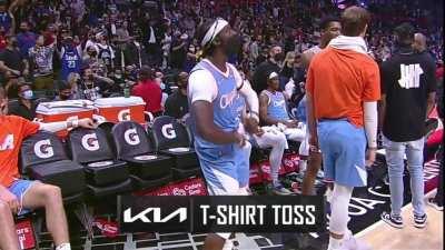 [Highlight] Reggie Jackson spends the timeout dancing