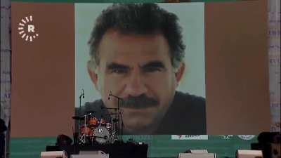 İstanbul Yenikapı'da, bebek katili Abdullah Öcalan'ın görüntüleri ve konuşmaları yayınlandı. Devlet Türk bayraklı gençlere kaskla vururken bunları izliyor.