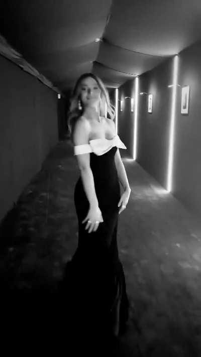 Hailee at the Vanity Fair Oscar Party 2022