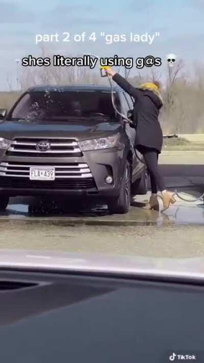 تغسل السيارة في بنرين 😶