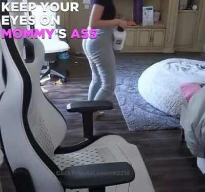 Keep your eyes on Mommy's ass