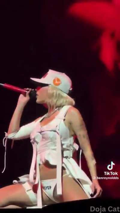 🍑 bouncing on stage