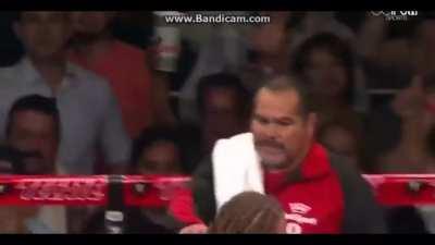 Zulina Munoz knocks Vanessa Taborda out and gives birth to her