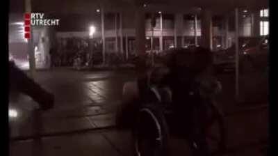 Viejo juega Dark Souls en la vida real (sale mal)