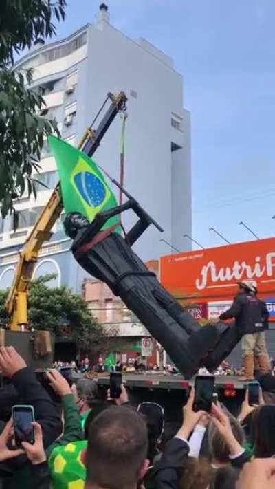 Estatua do Bolsoaro erguida bo RS