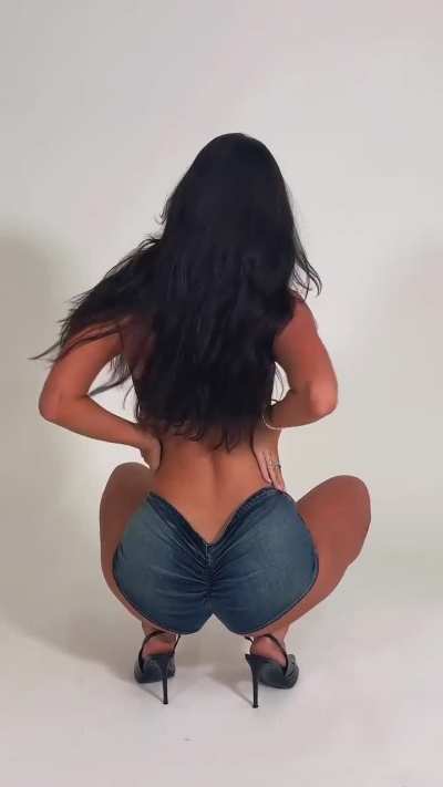 Sarah Waddles - „ain’t no body like that ;) new song coming out soon“ - Instagram 2025/07/23