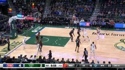 [Highlight] Giannis elevates for the chase down block on Cunningham and then nails the no-look pass for a Brook triple!