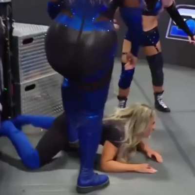 Trish Stratus’ legendary ass in yoga pants! Loving this run!