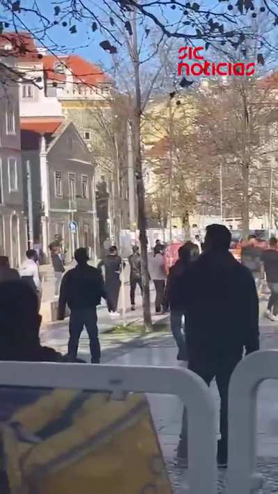 Vídeo amador mostra o início dos desacatos na Rua do Benformoso