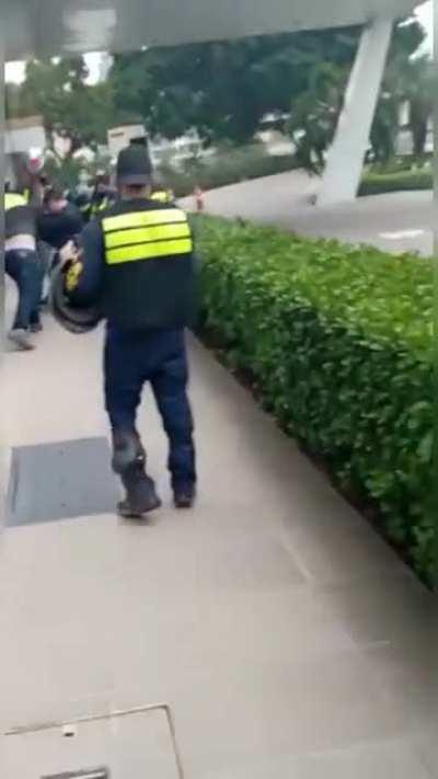 Grupo de motoboys ataca homem após ele atropelar suas motos