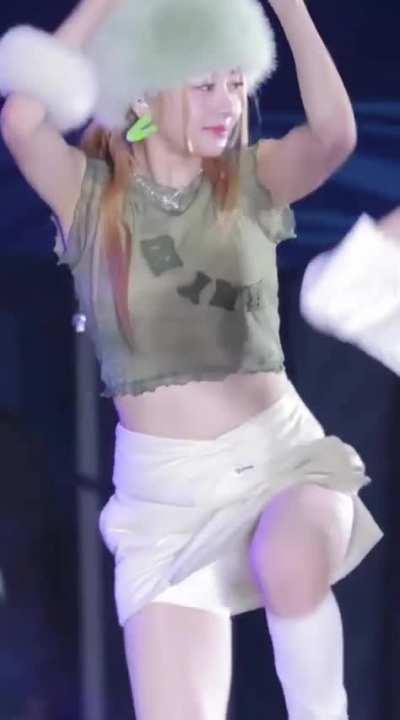 LE SSERAFIM - Yunjin 💚🤍