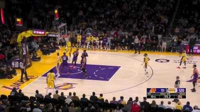 [Highlight] Reaves lobs it to Vando for the one-hand slam to put the game out of reach