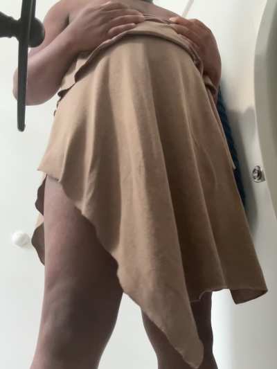 Ebony goddess with thick thighs takes a morning piss 💦