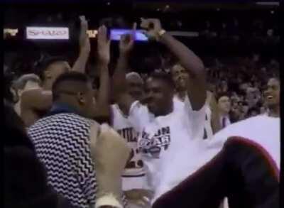 Fan hits loooooong 3/4 court shot in front of Michael Jordan