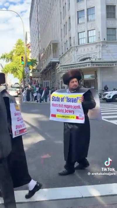 They aren't screaming so idk if this even counts. 