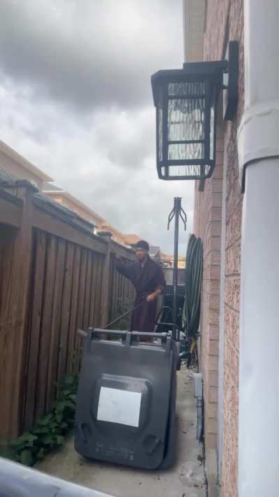 Toronto Man faces off against a Raccoon 🦝 