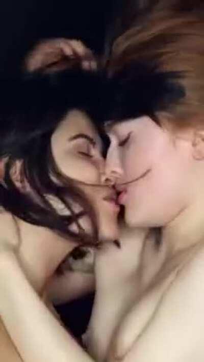 Look at the way they kiss. Sooooo beautiful 😍