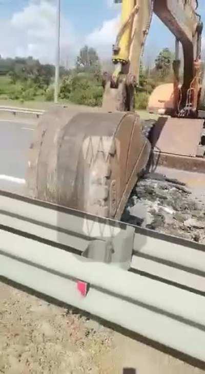 Ru pov: A crane demolishes Highway road to prevent WAGNER column from reaching to Moscow