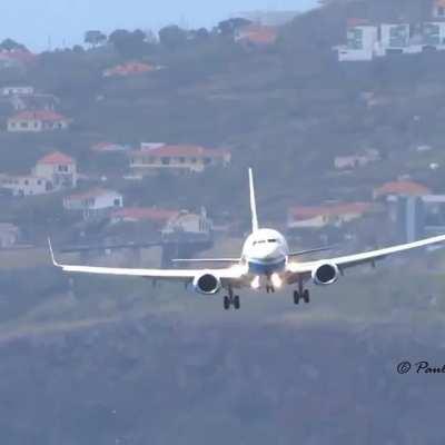 A 737 battling with crosswinds at Madeira Airport